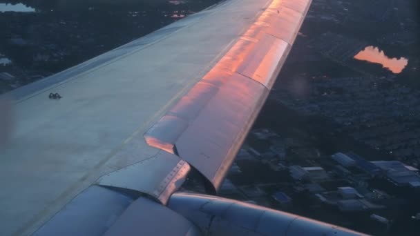 Letadlo křídlo a západ slunce — Stock video