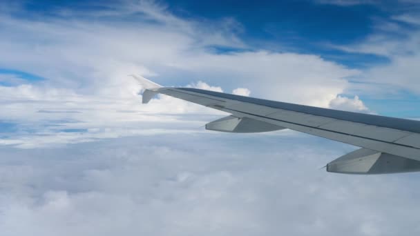 Skrzydła samolotu i piękne chmury — Wideo stockowe
