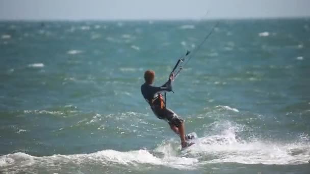 Jonge man kitesurfen in Oceaan — Stockvideo