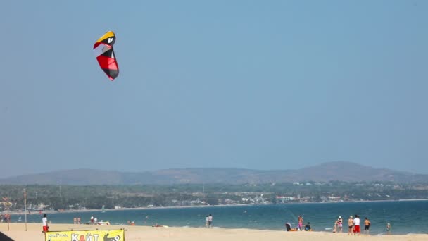 Oidentifierade människor kitesurfing — Stockvideo