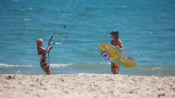 Mujer con instructor, kitesurf — Vídeo de stock