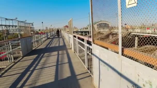 Promenade le long du pont ferroviaire — Video