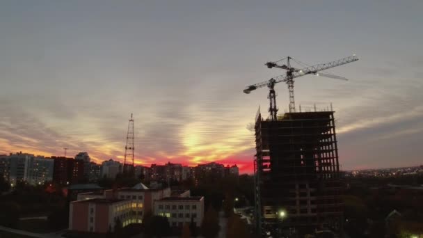 Puesta de sol roja sobre la ciudad nocturna — Vídeos de Stock