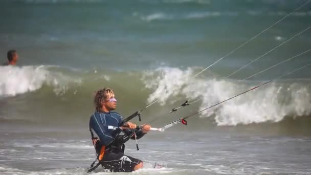 Pessoas fazendo kitesurf — Vídeo de Stock