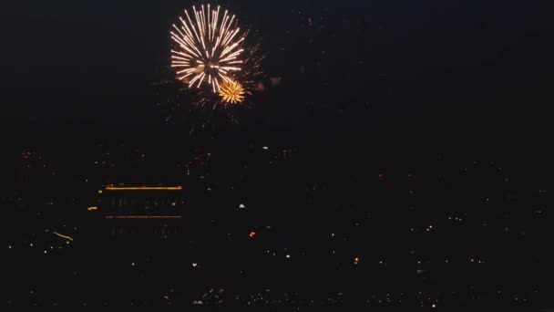 Vuurwerk met stadsgezicht 's nachts — Stockvideo