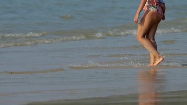 海滩上抱着孩子的女人 — 图库视频影像