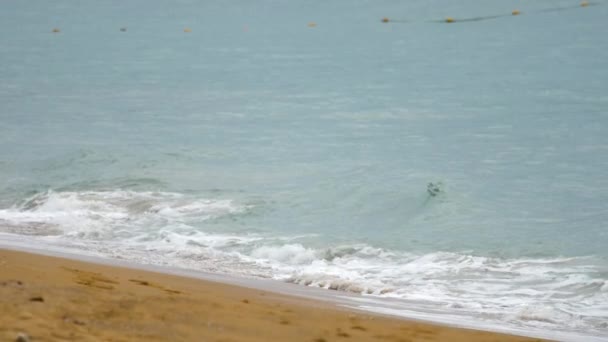 Красивая волна на пляже Най Харн — стоковое видео