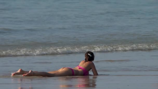 Kvinna sola på stranden — Stockvideo