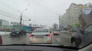 Şehir sokaklarına kar ve yağmur yağıyor.