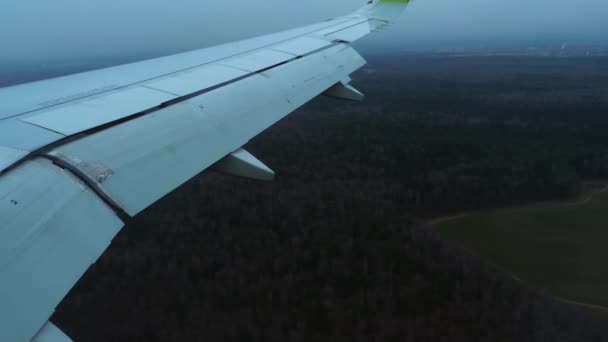 Спуск самолета перед посадкой — стоковое видео