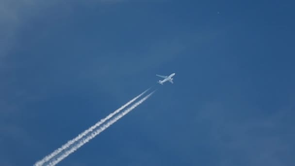 Авиалайнер в голубом небе, след — стоковое видео