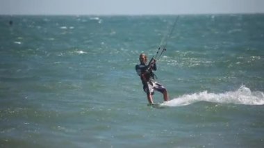 Dalgalardaki uçurtmacı