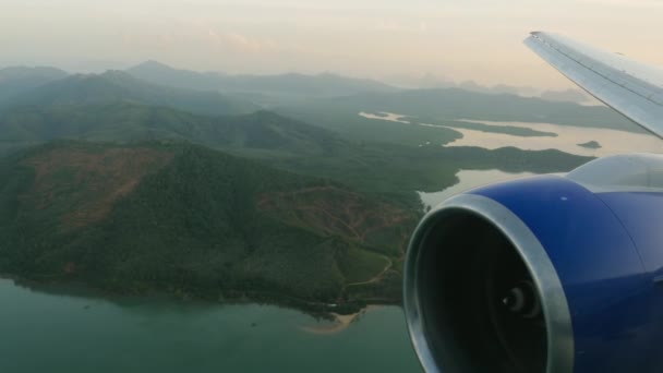 Voe sobre o mar azul da Tailândia — Vídeo de Stock