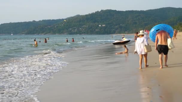 Tropisk strand med turister — Stockvideo