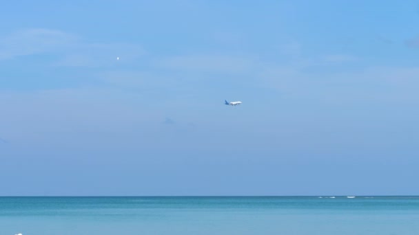 Самолет приближается над океаном — стоковое видео