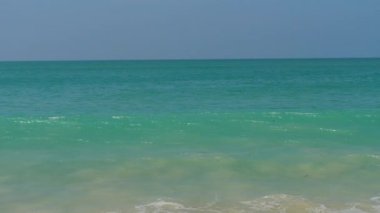 Mai Khao sahilinde güzel bir dalga.