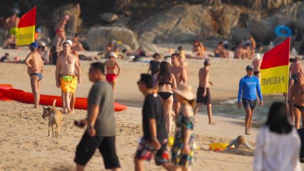 Turisták fizetnek matkot a Nai Harn strandon — Stock videók