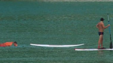 Sörfçü dalgaları üzerinde