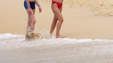 Yalınayak sahil yürüyüşü