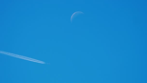 飞机 trail 在蓝蓝的天空 — 图库视频影像