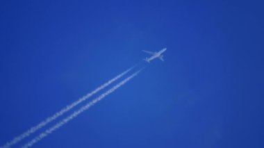 Uçak basamaklarda uçuyor.