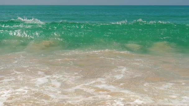 Ontspannende azuurblauwe zee golf — Stockvideo