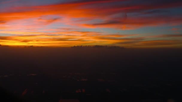 Мальовничий захід сонця над містом — стокове відео