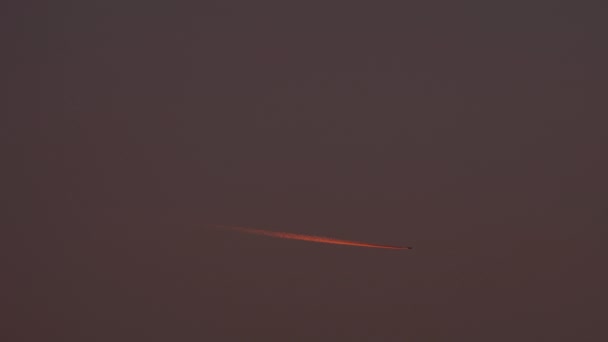 日没時の飛行機の歩道赤い光 — ストック動画
