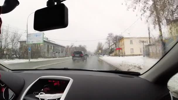 Gran punto de vista desde el coche, clima húmedo nevado — Vídeo de stock