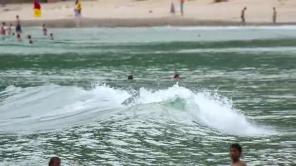 Surfare njuta på våg på Nai Harn stranden, Phuket Thailand — Stockvideo