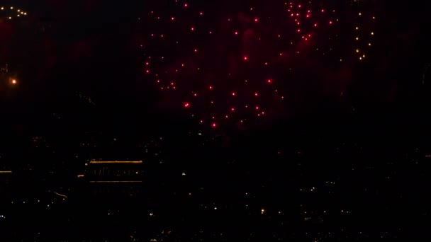 Fuochi d'artificio con paesaggio urbano al crepuscolo — Video Stock