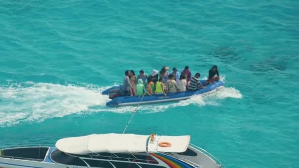 Turistas em um barco inflável — Vídeo de Stock