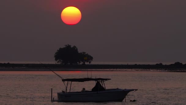 Zonsondergang landschap op Phuket eiland — Stockvideo