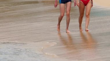 Yalınayak sahil yürüyüşü