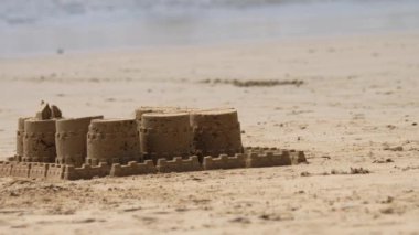 Kumsaldaki kumdan kale.