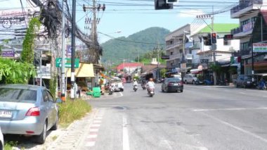 Phuket caddesinde turistler ve tatilciler
