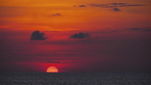 Ηλιόλουστο βυσσινί ηλιοβασίλεμα στη θάλασσα — Αρχείο Βίντεο