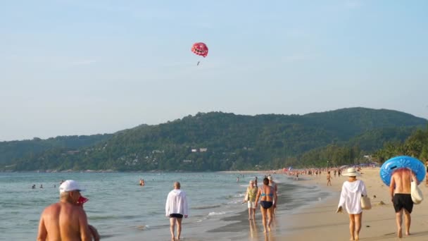 Vodní atrakce pro turisty parasailing — Stock video