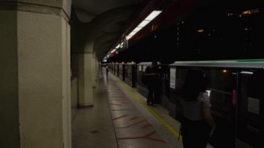 Singapur 'da bir istasyonda metro treni.