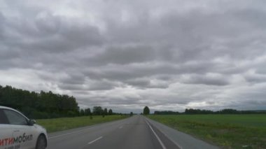 POV orman ve tarlalar boyunca yolda