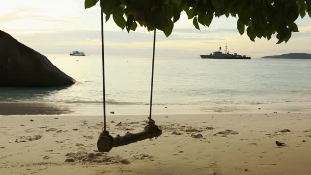 Balançoire par la mer en Thaïlande — Video