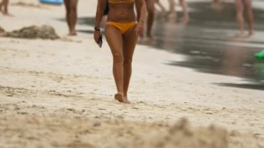 İnsanlar sahilde dinleniyor.