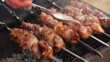 Izgarada sulu ızgara domuz eti