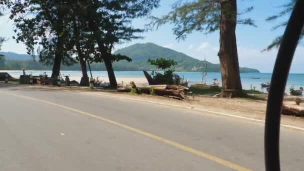 Phuket yolu, Tuk-tuk motosikletinin manzarası. — Stok video