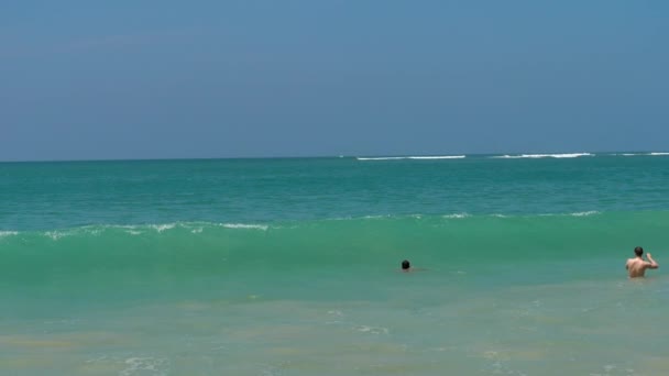 Bela onda na praia de Mai Khao — Vídeo de Stock