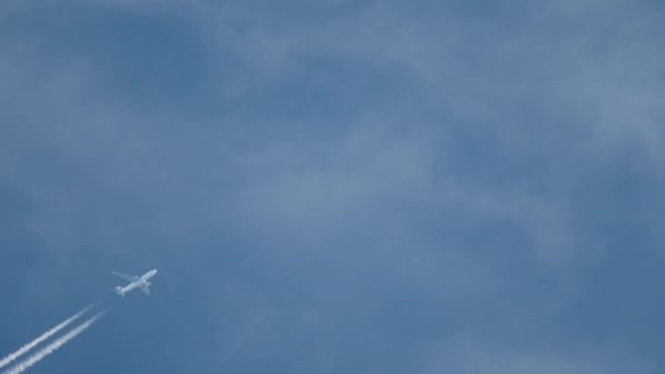 Bir uçak gökyüzünde silüeti — Stok video