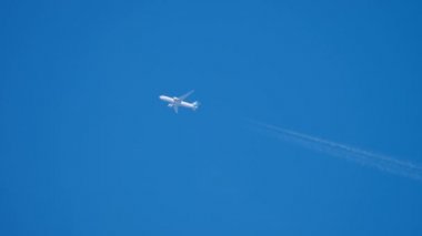 Mavi gökyüzünde uçuyor