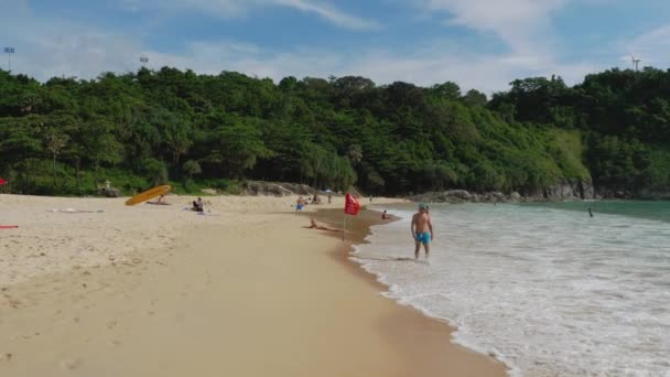 Praia de Nai Harn em um sul da ilha de Phuket — Vídeo de Stock