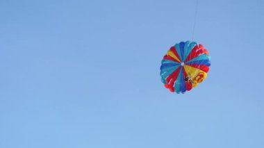 Sahilde paraşütle atlamak