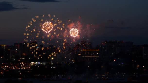 Vuurwerk met stadsgezicht 's nachts — Stockvideo